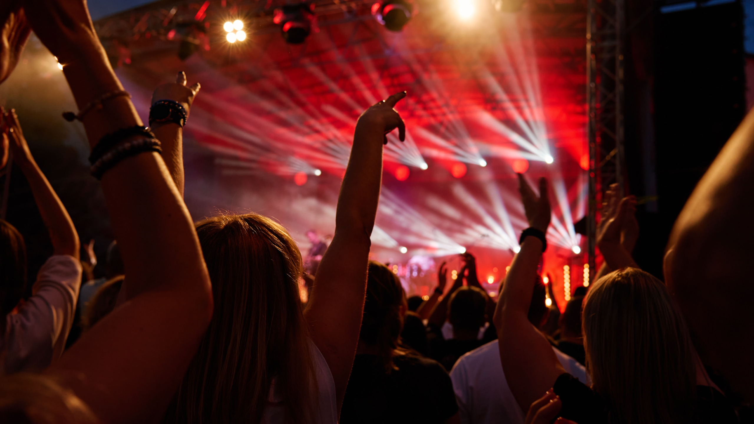 Silhouettes,Of,Crowd,At,Concert,In,Front,Of,Stage,With